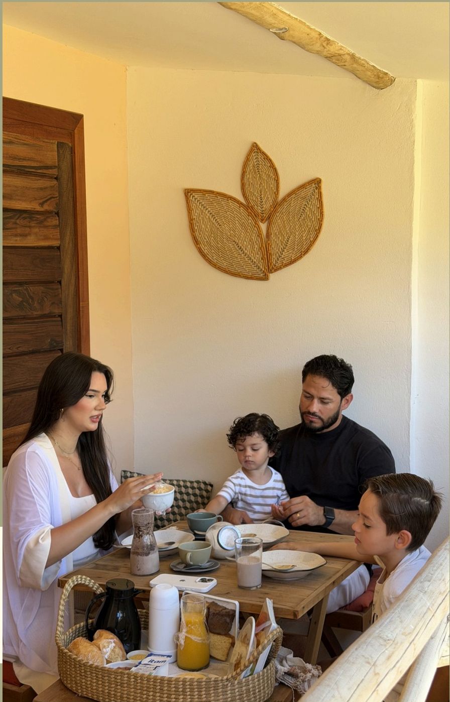 Família tomando café
