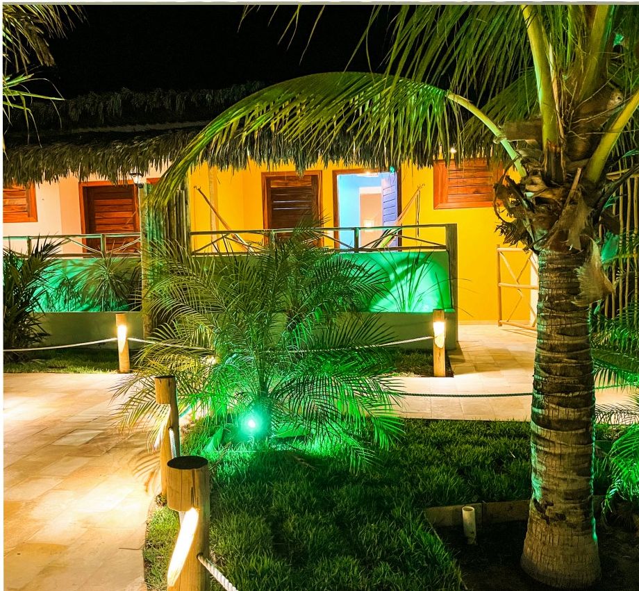 Piscina iluminada em azul